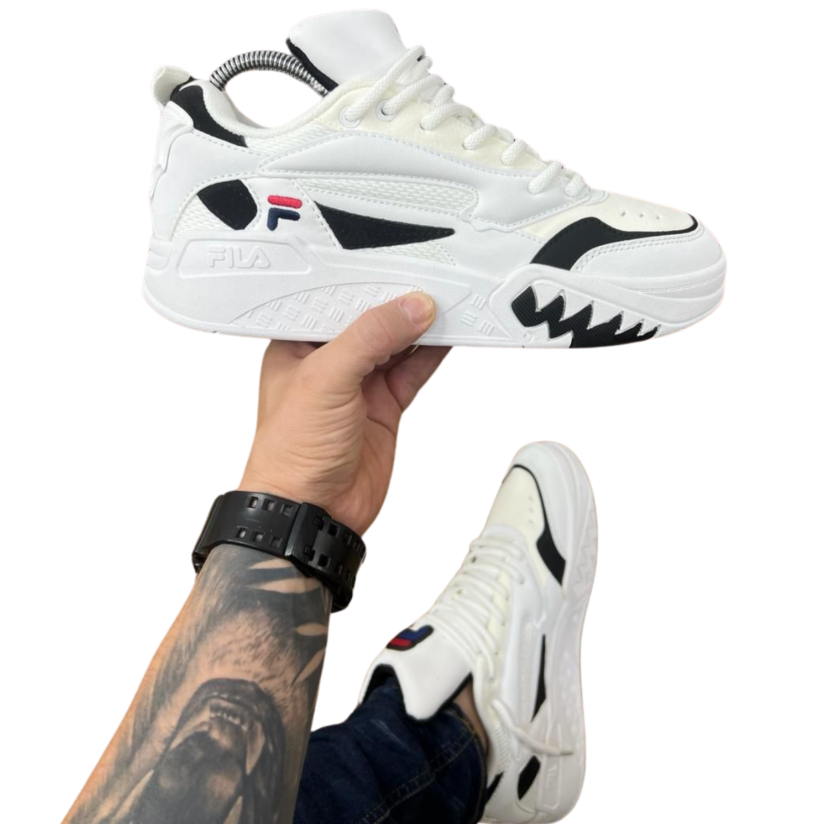 ZAPATILLAS FILA TABLA HOMBRE: Calidad, Estilo y Confort Las ZAPATILLAS FILA TABLA HOMBRE son la elección perfecta para quienes buscan combinar estilo y comodidad. En Onlineshoppingcenterg, sabemos que encontrar el calzado adecuado es esencial, por eso te ofrecemos una guía completa para ayudarte a tomar la mejor decisión de compra.  ¿Por Qué Elegir ZAPATILLAS FILA TABLA HOMBRE? Las ZAPATILLAS FILA TABLA HOMBRE destacan por su diseño versátil y durabilidad. Estas zapatillas están diseñadas para ofrecer soporte en cada paso, sin sacrificar el estilo. Ya sea para un día casual o una salida deportiva, las zapatillas Fila se adaptan a cualquier ocasión.  Diseño Clásico con Toques Modernos Las ZAPATILLAS FILA TABLA HOMBRE combinan lo mejor de ambos mundos: un diseño clásico que nunca pasa de moda con detalles modernos que las hacen destacar. Si estás buscando zapatillas Fila hombre originales, estas son la opción ideal.  Confort Todo el Día Estas zapatillas están equipadas con una suela que brinda amortiguación y soporte, haciendo que caminar o correr sea una experiencia cómoda. Además, el material transpirable mantiene tus pies frescos durante todo el día.